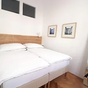 Center Apt In Best Area Near Park & Danube 20'to Airport Apartment